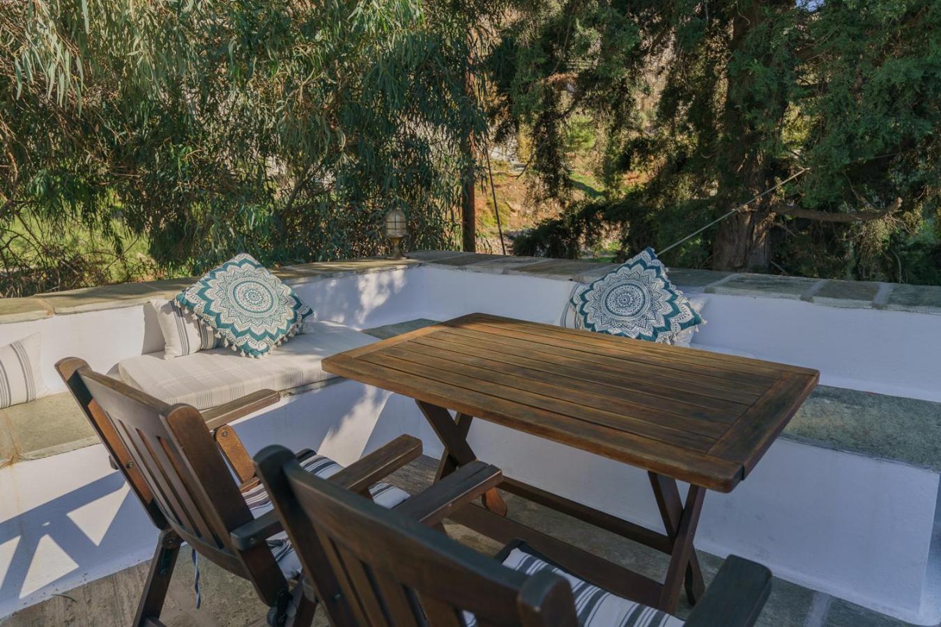 Nereids Guesthouse Идра Экстерьер фото